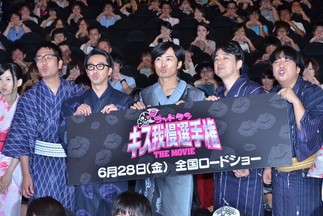 映画「ゴッドタン キス我慢選手権 THE MOVIE」公開記念の「前夜祭舞台挨拶」に登場した、主演の劇団ひとり（中央）と、おぎやはぎ（写真左）、バナナマン（写真右）ら。