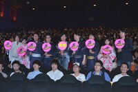 ファンを交えたフォトセッションの様子。