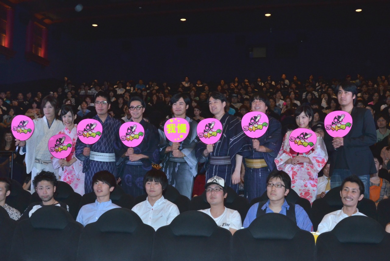 ファンを交えたフォトセッションの様子。