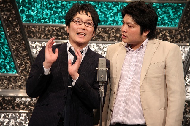 安部のボケを巧みにさばく大波。(c)河村正和（フォトプロ）