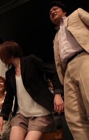 客席に彼女を迎えに行った安部。(c)河村正和（フォトプロ）