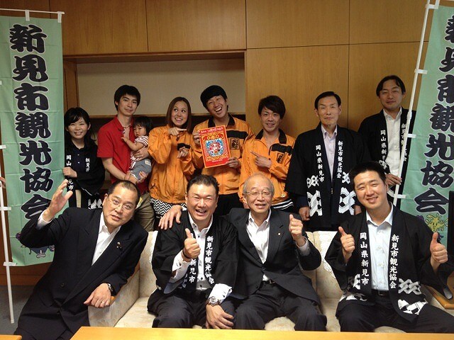 地域発信型映画「新見的おとぎばなし」PRのため、岡山県知事を表敬訪問したバードメンと制作委員会。(c)吉本興業