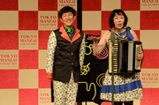ハリガネアートとアコーディオンを武器に、夫婦ならではの掛け合いを見せたおしどり。