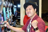 新番組「エハラマサヒロのパチバラ」に出演するエハラマサヒロ。(c)AKS(c)KYORAKU