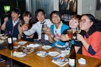 映画「ハングオーバー!!! 最後の反省会」の公開を記念したニコニコ生放送の「生大反省会SP」に出演した（左から）ペナルティ・ヒデ、桃瀬美咲、ハマカーン、ニッチェ。