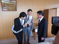 野洲市長を表敬訪問した滋賀県住みます芸人ファミリーレストラン。(c)吉本興業