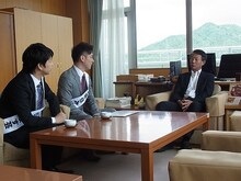 野洲市長を表敬訪問した滋賀県住みます芸人ファミリーレストラン。(c)吉本興業