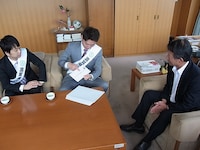 野洲市長を表敬訪問した滋賀県住みます芸人ファミリーレストラン。(c)吉本興業