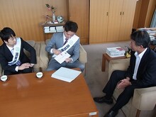 野洲市長を表敬訪問した滋賀県住みます芸人ファミリーレストラン。(c)吉本興業