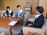 野洲市長を表敬訪問した滋賀県住みます芸人ファミリーレストラン。(c)吉本興業