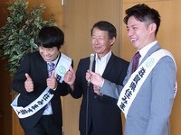 野洲市長を表敬訪問した滋賀県住みます芸人ファミリーレストラン。(c)吉本興業