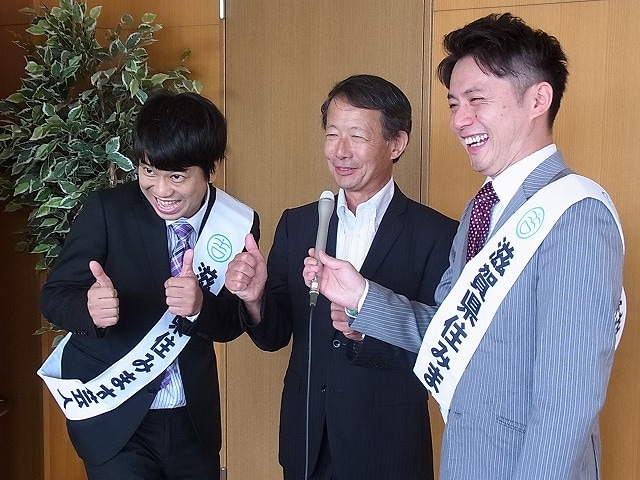 野洲市長を表敬訪問した滋賀県住みます芸人ファミリーレストラン。(c)吉本興業