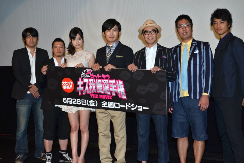 映画「ゴッドタン キス我慢選手権 THE MOVIE」の「映画公開記念感謝祭」舞台挨拶に登壇したメンバー。