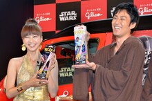 安田美沙子（左）とロバート山本（右）。