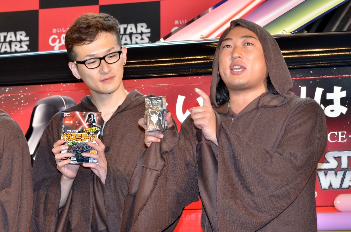 ロバート馬場（左）と、秋山（右）。