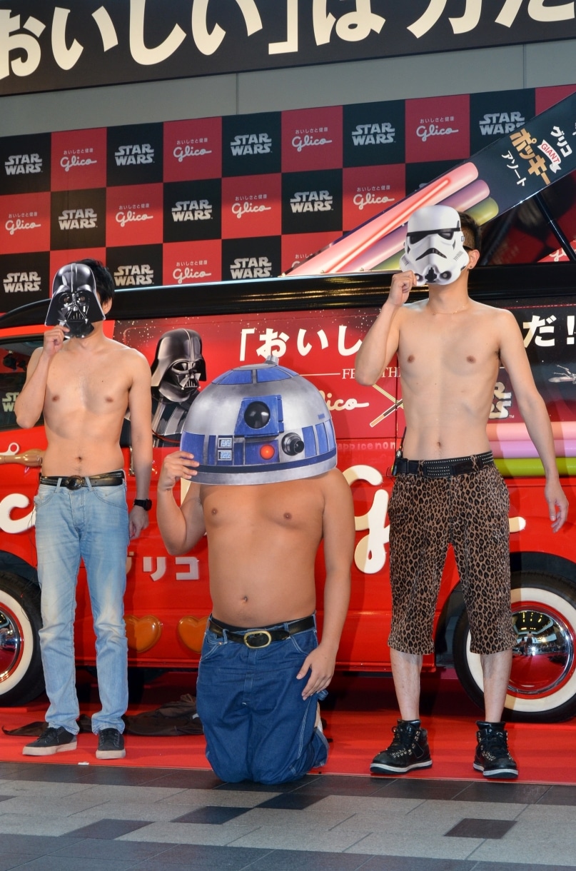 スター・ウォーズを題材にした「体モノマネ」を披露するロバート。