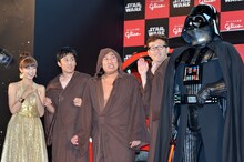 堂々と出現するダース・ベイダー（右端）の巨体に動揺するロバートと、安田美沙子（左端）。