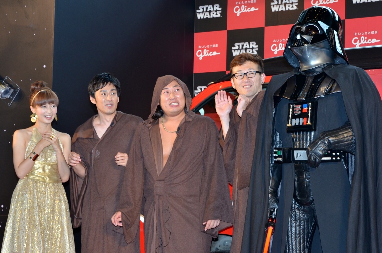 堂々と出現するダース・ベイダー（右端）の巨体に動揺するロバートと、安田美沙子（左端）。