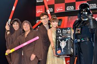 江崎グリコ株式会社と映画「スター・ウォーズ」のコラボキャンペーン「『おいしい』は、力だ！」のPRイベントに登場した（左から）ロバート、安田美沙子と、ダース・ベイダー。