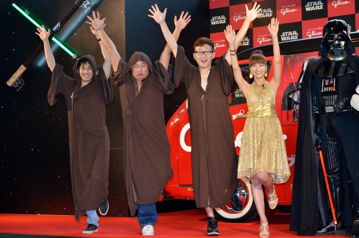 両手と片足を上げるおなじみ「グリコポーズ」を取る（左から）ロバートと安田美沙子。