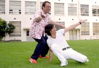 あいざきが側転を披露したあと江藤が駆け寄り2人でポーズを決める。