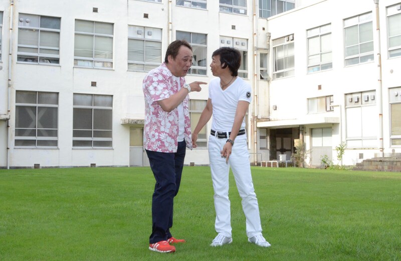 コントの動きを試してみるあいざき君と江藤くん。