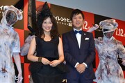 「サイレントヒル：リべレーション 3D」の吹き替えで主演を務める福田彩乃（左）と、お披露目イベントにゲスト出演した関根勤（右）。作中のキャラクターも壇上で2人を脅かした。