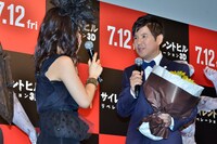 サプライズゲストとして登場する関根勤（右）と、福田彩乃（左）。