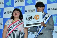 茨城県が運営するインターネットテレビ「いばキラTV」について説明するピース綾部（右）と、渡辺直美（左）。