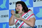 茨城県がメロンの生産量日本一だとアピールするため、メロンの試食に臨む渡辺直美。しかし、しばらくむせてしまった。
