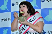 茨城県がメロンの生産量日本一だとアピールするため、メロンの試食に臨む渡辺直美。しかし、しばらくむせてしまった。