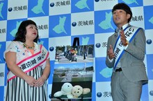 茨城県の魅力を語るピース綾部（右）と、渡辺直美（左）。