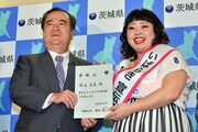 橋本昌茨城県知事（左）と渡辺直美（右）。