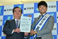 橋本昌茨城県知事（左）とピース綾部（右）。
