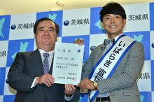 橋本昌茨城県知事（左）とピース綾部（右）。
