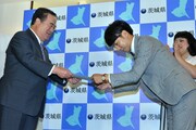 橋本昌茨城県知事（左）に「いばらき宣伝隊長」の委嘱状を手渡されるピース綾部（手前右）。