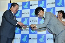 橋本昌茨城県知事（左）に「いばらき宣伝隊長」の委嘱状を手渡されるピース綾部（手前右）。