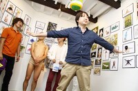 ハブのプライベートな質問を止めるスタッフ。