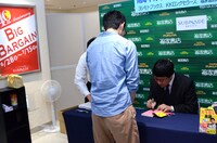 サインを施す山里。