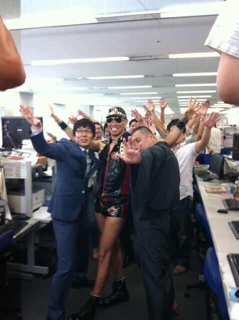 祇園花月2周年キャンペーンPRのため大阪の新聞各社を訪問したレイザーラモンとザ・プラン9・浅越ゴエ。(c)吉本興業