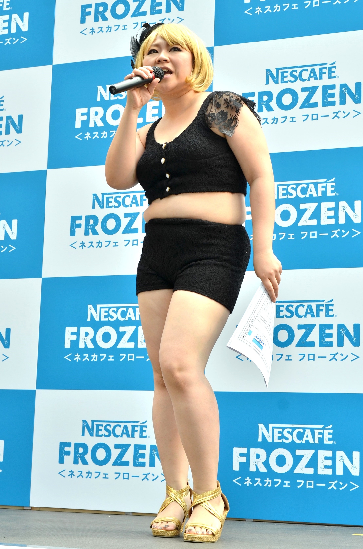 倖田來未のようなコスチュームでイベントMCを務めたやしろ優。