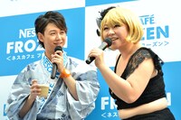 真矢みきのモノマネで味の感想を伝えるやしろ優（右）。