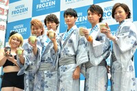 「ネスカフェ フローズン」のPRイベントでMCを務めたやしろ優（左端）と、D☆DATE。