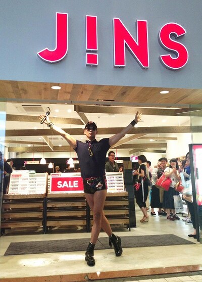 熊本・JINS熊本上通り店にて行われた「レイザーラモンHG JINS熊本上通り店一日店長就任」。(c)吉本興業