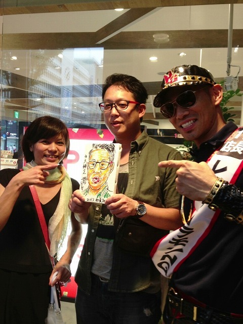 熊本・JINS熊本上通り店にて行われた「レイザーラモンHG JINS熊本上通り店一日店長就任」。(c)吉本興業