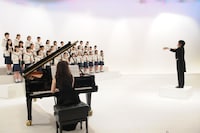 番組「バカリズム」オープニング。（NHK提供）