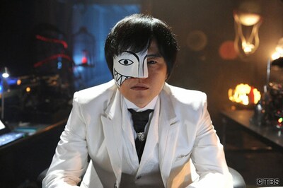 謎男を演じるバカリズム。(c)TBS