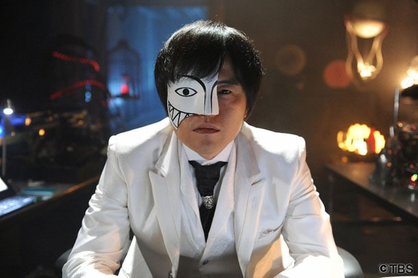 謎男を演じるバカリズム。(c)TBS