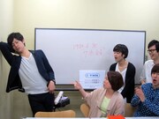 “パーティピーポー”風のポーズをとるラフレクラン西村。