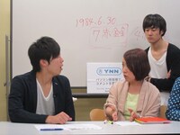 ラフレクラン西村（左）に開運行動をアドバイスする出雲阿国（前列右）。